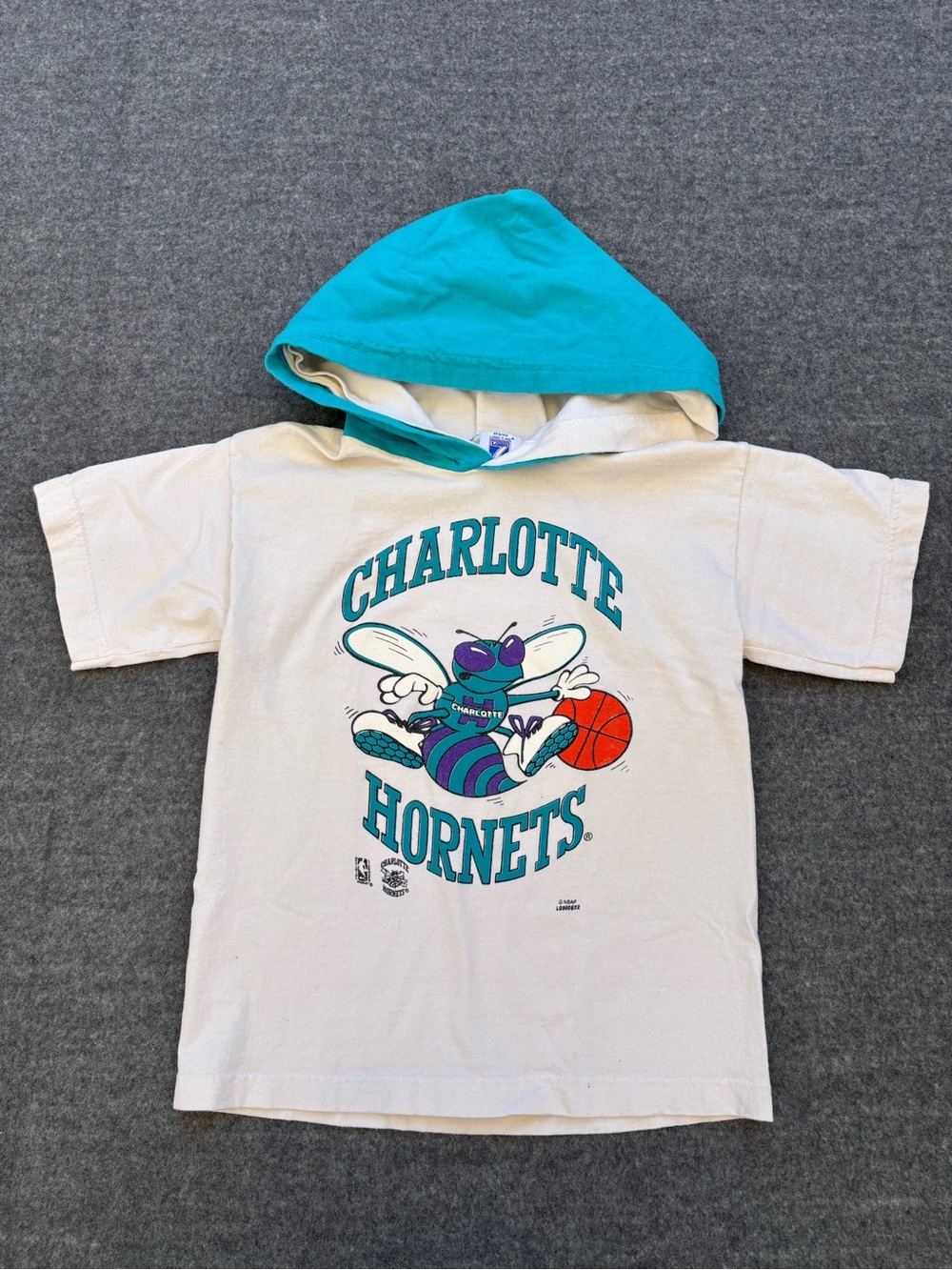 Vintage Kids Charlotte Hornets NBA white and blue hoodie shirt  Size S (6-8)